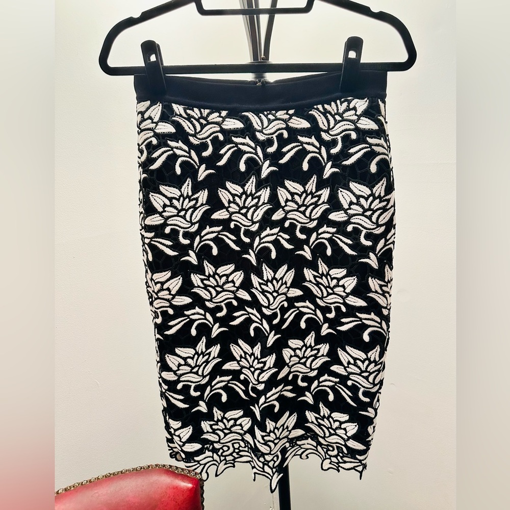 BCBGMAXAZRIA Sascha Black and White Floral Lace Embroidered Pencil Skirt, XS